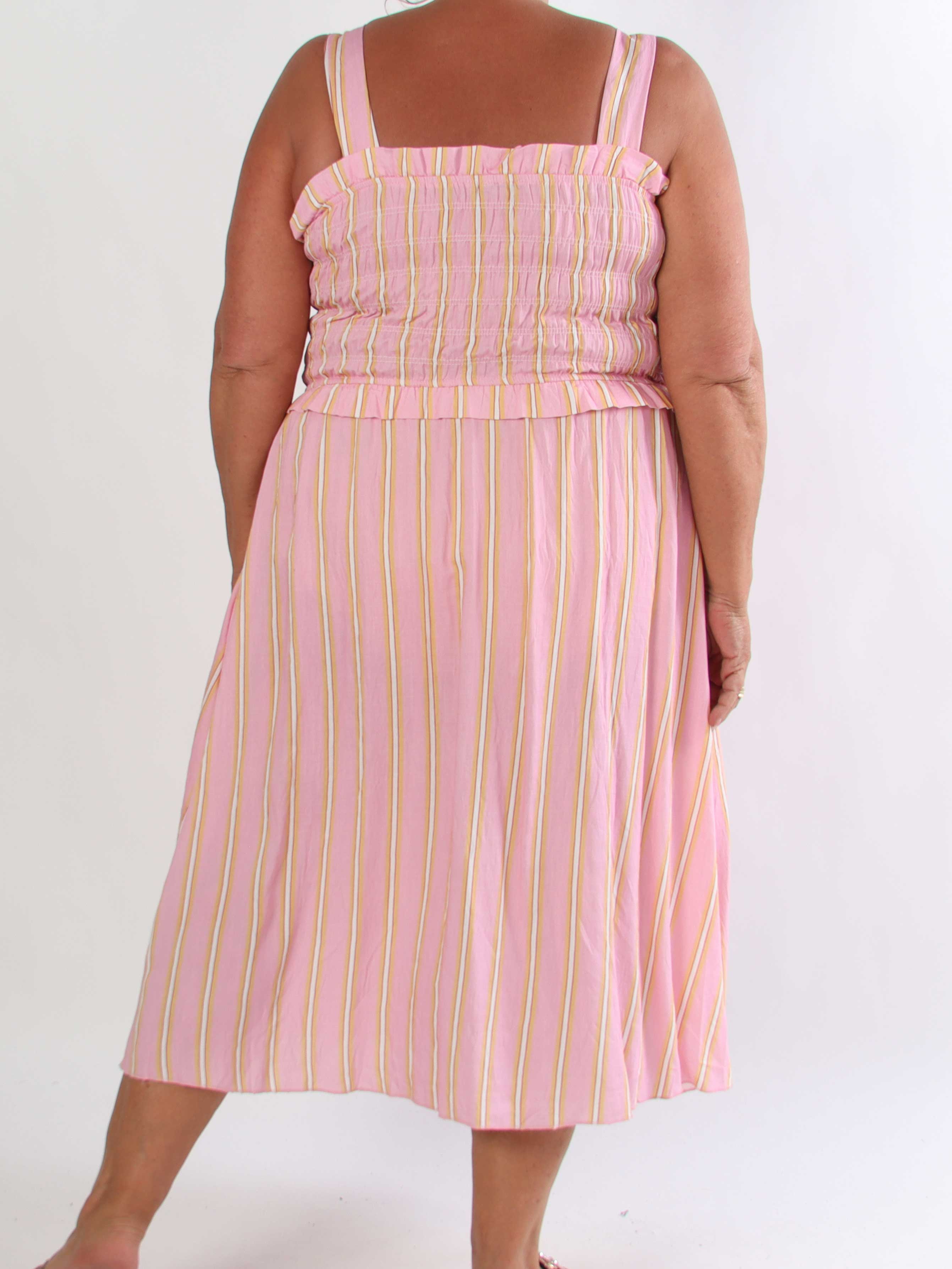 Marisol Stripe - Randig plus size sommarklänning i viskos med smock över bröstet